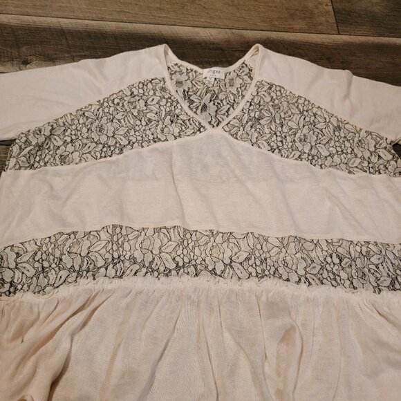 Umgee lace top Black and Ivory - Picture 3 of 7